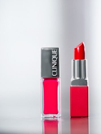 photo-1586495777744-4413f21062fa